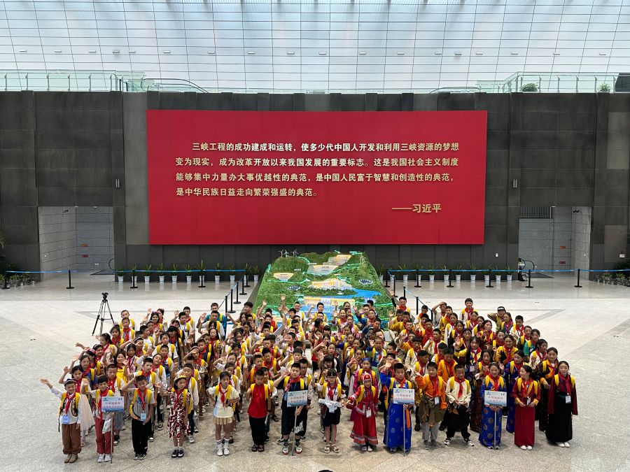 來(lái)自新疆、西藏、內(nèi)蒙古、重慶等地的三峽娃娃在三峽工程博物館合影留念。黃欣拍攝